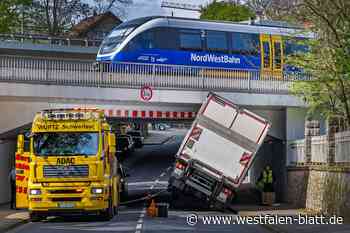 Lkw steckt unter Bielefelder Eisenbahnbrücke fest
