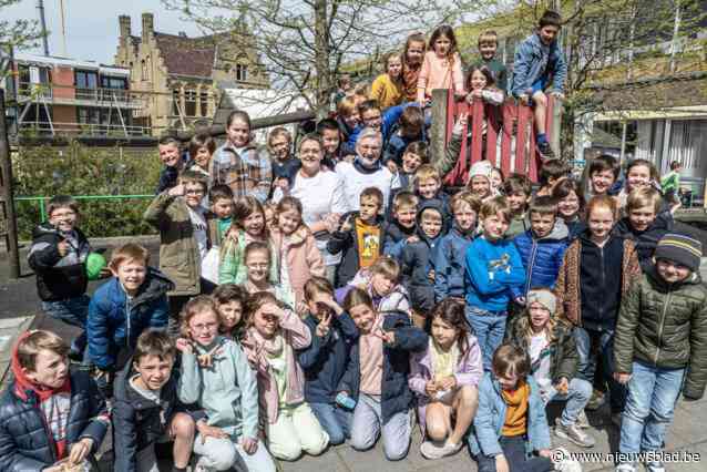 Leerlingen ‘t Vlot zwaaien directeur Geert en juf Dina uit