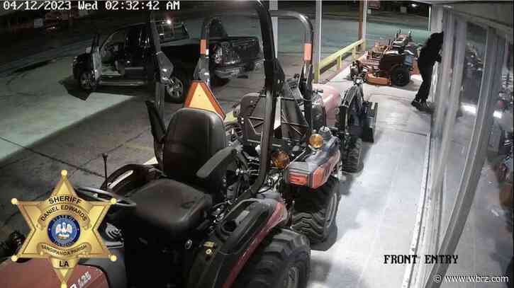 People seen breaking door, entering Livingston business may be connected to similar burglary