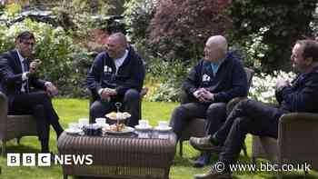 Three Dads Walking meet prime minister in suicide prevention campaign