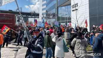 Federal public workers in Quebec take roving protests to U.S.-Canada border
