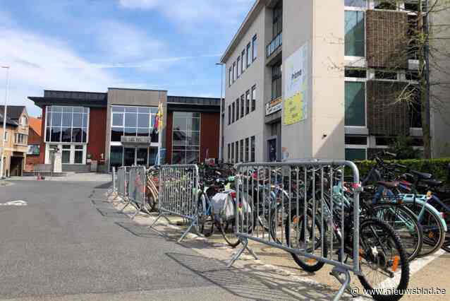 Voorlopige fietsenstalling op dorpsplein tot start nieuw schooljaar