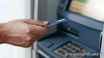 Aggredito alle spalle mentre preleva al bancomat: rapinatore bloccato da un passante