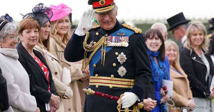 König Charles übergibt neue Truppenfahnen