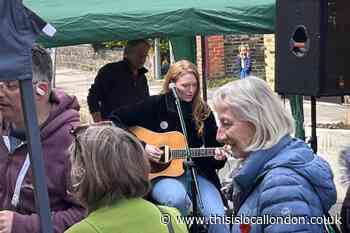 Freya Ridings performs surprise gig at Palmers Green market