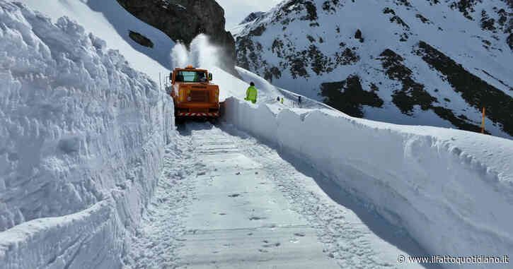 Giro d’Italia, muri di 4 metri in cima al Colle del Gran San Bernardo: le frese al lavoro per sgomberare la strada – Video