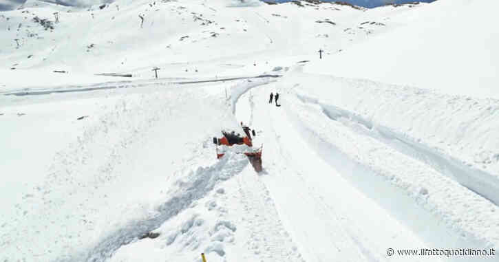 Giro d’Italia, si lavora a Campo Imperatore per liberare la strada dalla neve: il 12 maggio il passaggio dei ciclisti – Video