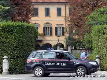 "Berlusconi è mio padre", e tenta di entrare nella villa di Arcore