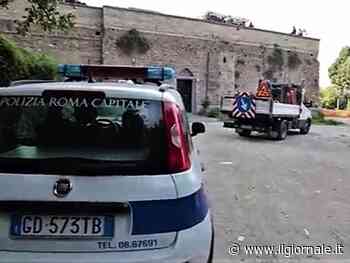 Si appoggia alla staccionata, ma questa cede: guida cade dal Gianicolo