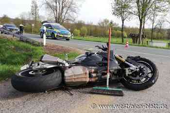 Unfall zwischen Steinheim und Nieheim: Motorrad kollidiert mit Trecker-Anhänger