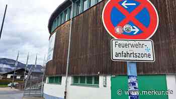 „Müssen etwas dagegen tun“: Fans sorgen in Garmisch-Partenkirchen für Sticker-Flut