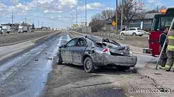 2 people injured, semi driver accused of running red light in Winnipeg