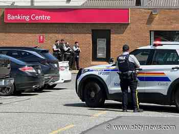 BREAKING: Possible hostage situation downtown Chilliwack; RCMP on scene