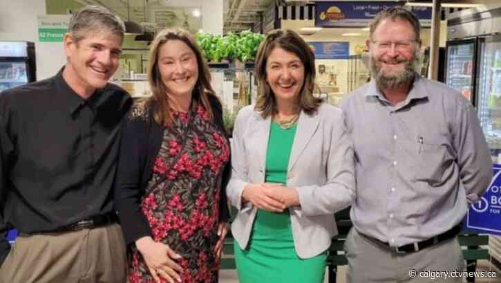 Alberta premier poses for photo with protestors charged in Ottawa convoy