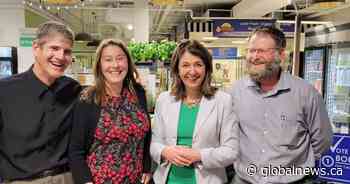 Danielle Smith photo with protesters charged in ‘Freedom Convoy’ raises eyebrows