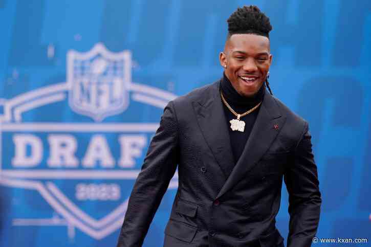 Atlanta Falcons select Texas RB Bijan Robinson with No. 8 pick in 2023 NFL Draft