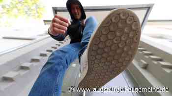 Nur Spaß? Mann schlägt und tritt auf anderen ein