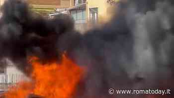 Fiamme dal cofano, accosta l'auto e l'incendio distrugge cinque vetture