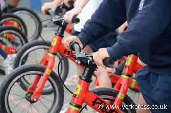 Cycling with Sara Robin - teaching a 6-year-old to balance