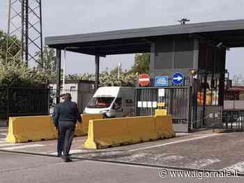 Schiacciato tra due camion dell'Esselunga: muore un operario