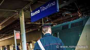 Colpito con un pugno al volto e rapinato dello zaino davanti alla stazione