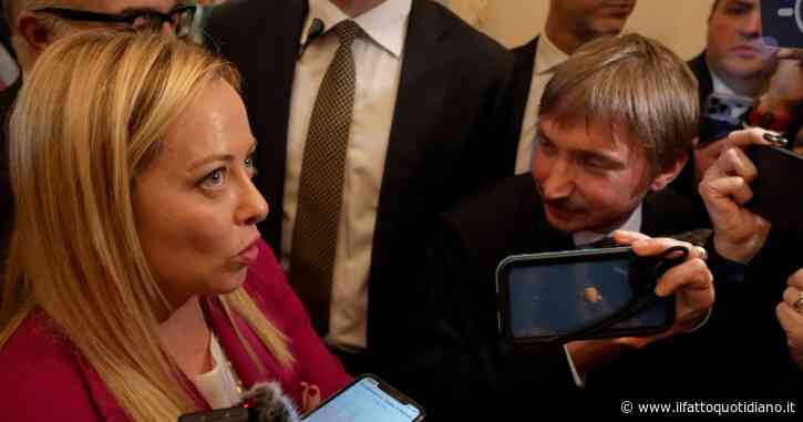 Meloni: “Mercati preoccupati? L’economia italiana sta andando molto bene, non facciamo sempre i Tafazzi”. E se la prende con la stampa