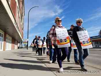 Central Alberta public servants steadfast on picket line