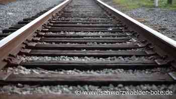 Unfall bei Bad Herrenalb: Autofahrer kommt von L 564 ab und landet auf Bahngleisen