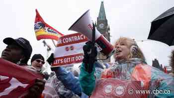 Government submits new offer to striking federal union