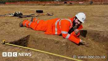 Archaeologists in Cambridge dig up future police station site