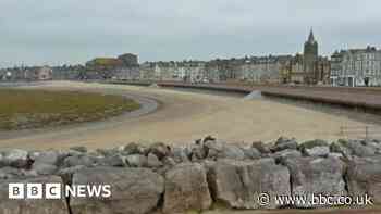 Canoe stuffed with weapons found on beach