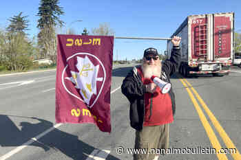 Federal picketers spend Friday morning at Aldergrove border crossing
