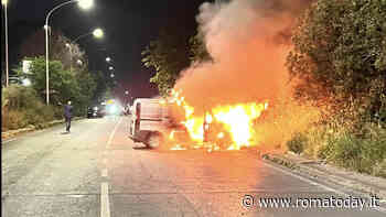 Furgone in fiamme in mezzo alla Casilina, gli automobilisti passano oltre indifferenti
