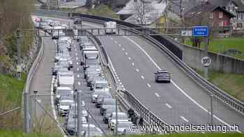 Autoschlange Richtung Süden wächst auf zehn Kilometer an