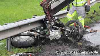 Anhänger und vier Motorräder auf A8 verteilt - 55.000 Euro Schaden
