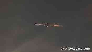 SpaceX Dragon debris lights up sky in bright fireball over western US during reentry (video)