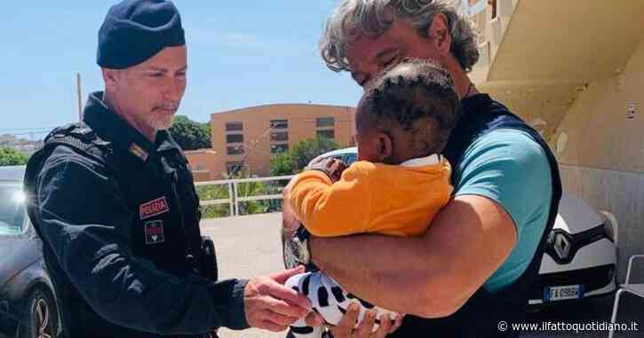 A Lampedusa il neonato che perso la mamma nel naufragio. Le coccole e i giochi comprati dai poliziotti e un medico per l’affido