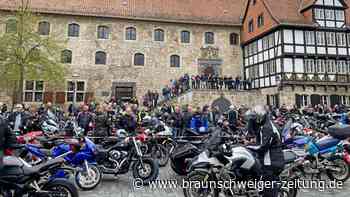 Hunderte bei Motorrad-Gedenkfahrt für 14 Opfer in Braunschweig!