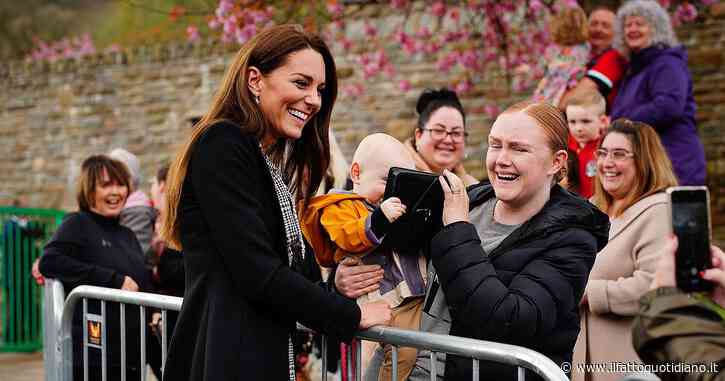 Il bimbo ruba la borsetta a Kate Middleton e non vuole restituirla, ecco come è finita