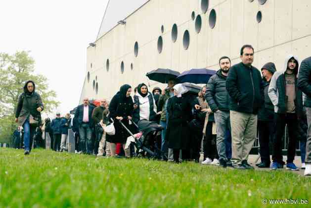 Massale opkomst van Limburgse Turken in Hasselt: “Ik heb drieënhalf uur moeten wachten, maar het was de moeite”