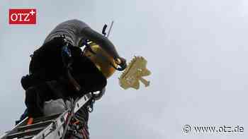 Hoch oben thront wieder der Hahn