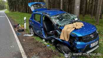 Heftiger Unfall in Bayern: Auto kommt von Straße ab und kracht in Baum – Insassen schwer verletzt