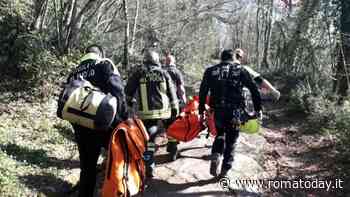 La bici si incastra in una radice, ciclista finisce in un fosso: grave in ospedale