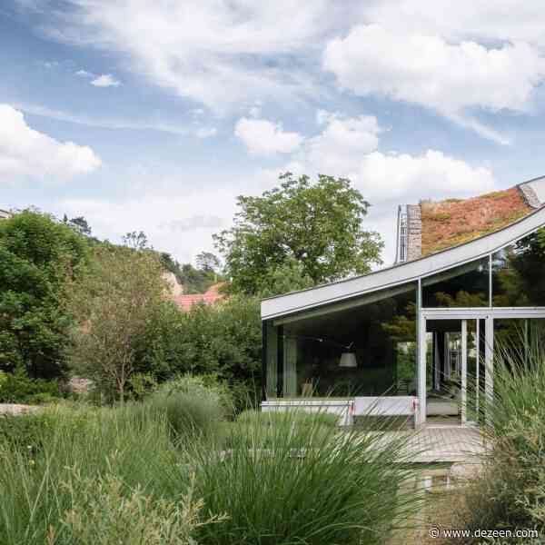 Grass-topped home in Czech Republic bridges "the urban and the natural"