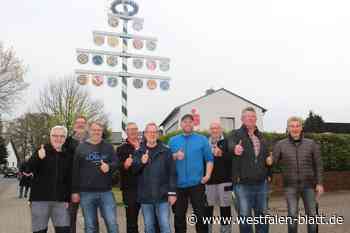 Hüllhorster Zunftbaum ziert wieder die Ortsmitte