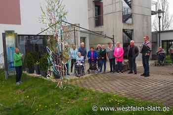 Nieheim: Senioren begrüßen den Wonnemonat singend und mit Maibaum