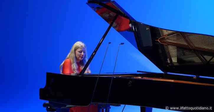 La Fenice cancellò il suo concerto tra le polemiche, la pianista Valentina Lisitsa suona a Milano in un evento organizzato da Byoblu