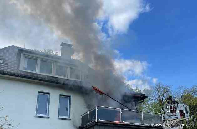 FW-E: Brand auf Dachterrasse eines Mehrfamilienhauses, Feuerwehr verhindert Brandausbreitung auf Wohnung - keine Verletzten