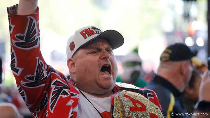 Falcons fan claps back after hearing 28-3 joke during draft pick announcement: 'Heard that before'