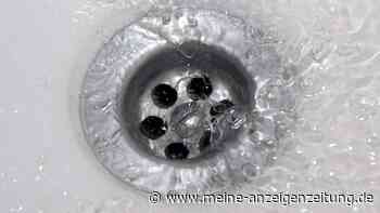 Wasser läuft nicht mehr ab: Wie Sie den Abfluss der Badewanne schnell wieder frei bekommen